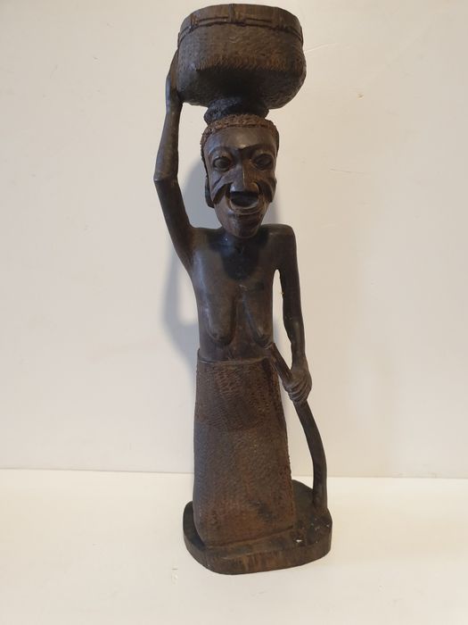Antiga escultura africana feminina em madeira exotica