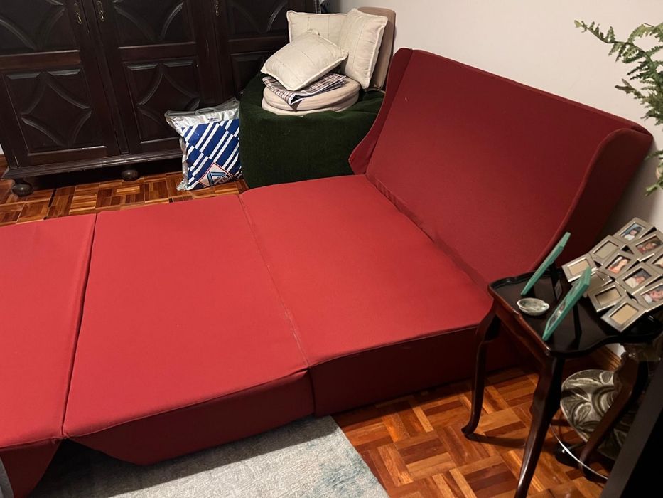 Sofa vermelho. Sofa cambalhota
