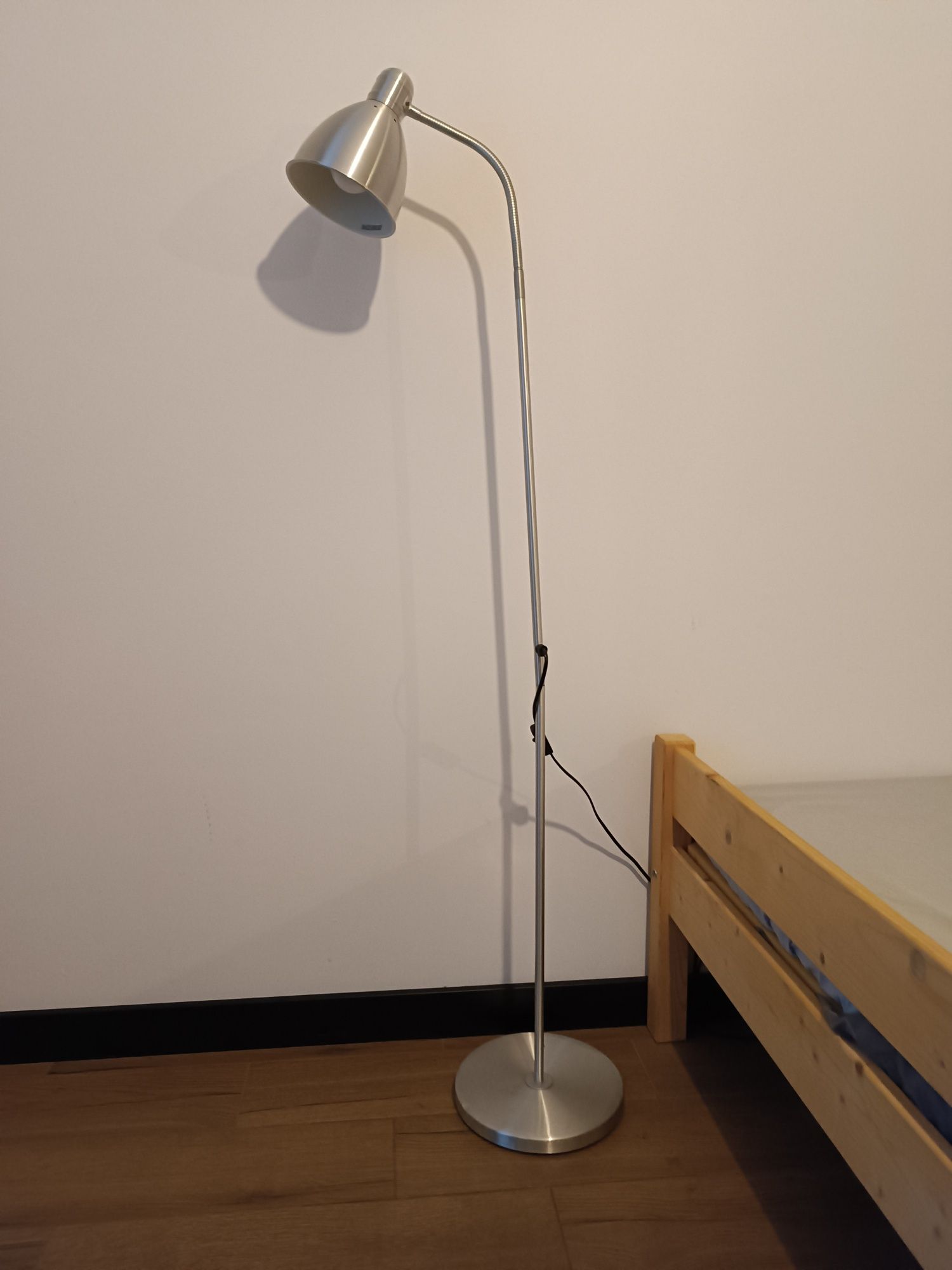 Lampa stojąca metalowa