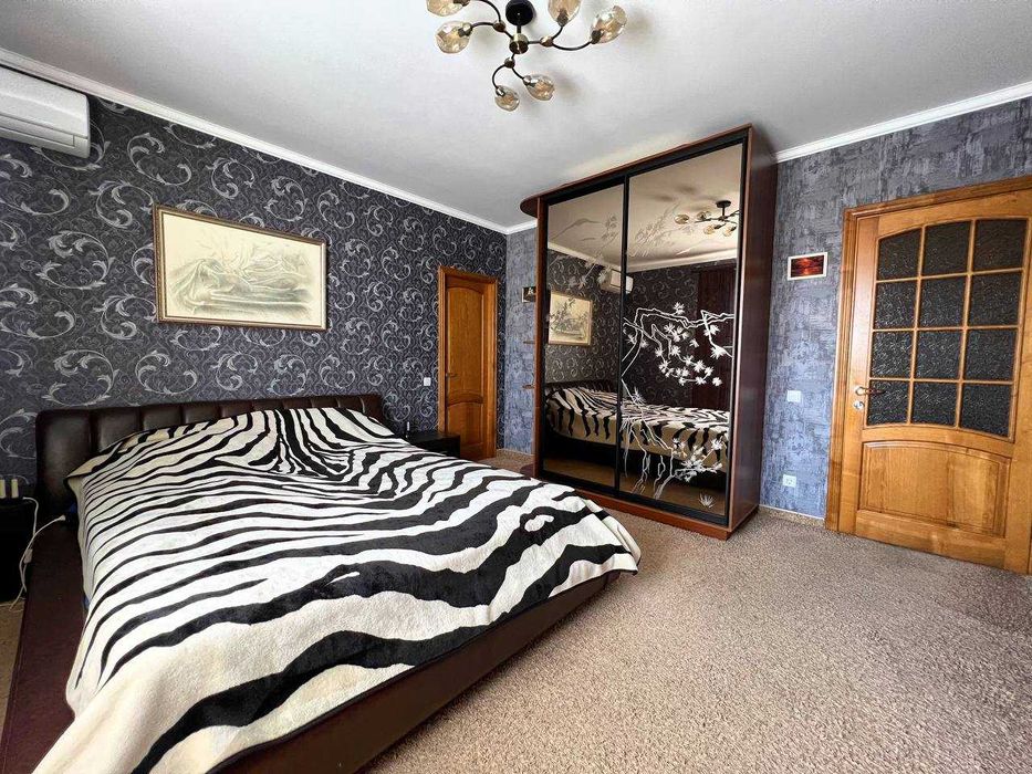 Продаж жилого будинку. Газ,камін,твердопалевний котел,гараж,підвал.