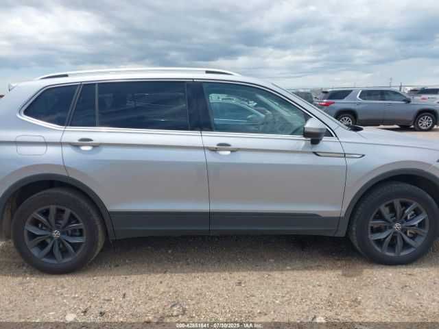 Volkswagen Tiguan 2.0T SE *