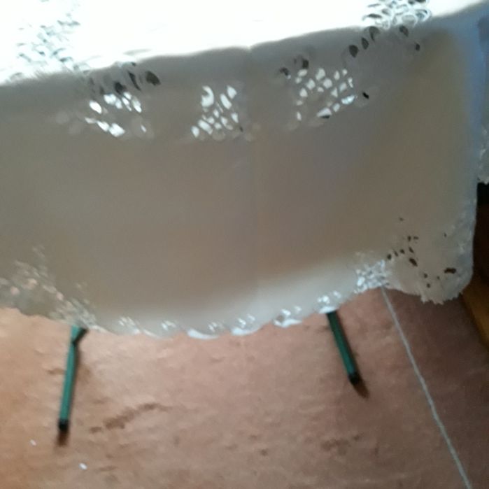 Biały owalny obrus richelieu