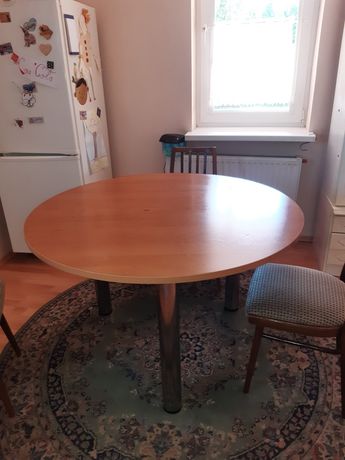 Stół okrągły na trzech nogach.
