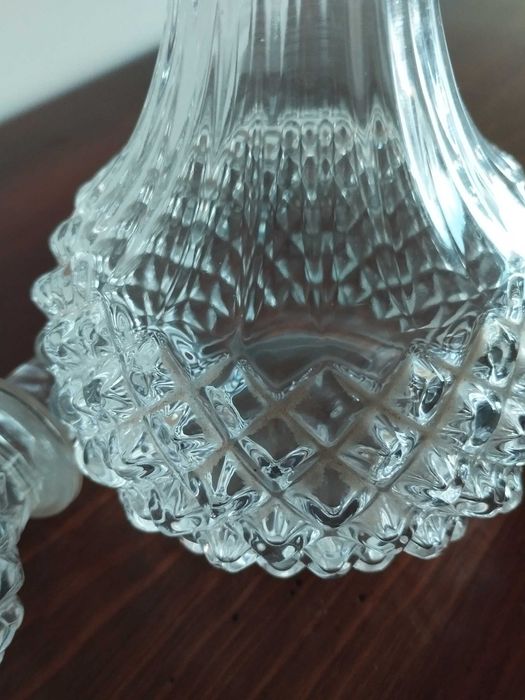 Conjunto de Garrafa de vidro e 4 copos rudo com relevo garavado