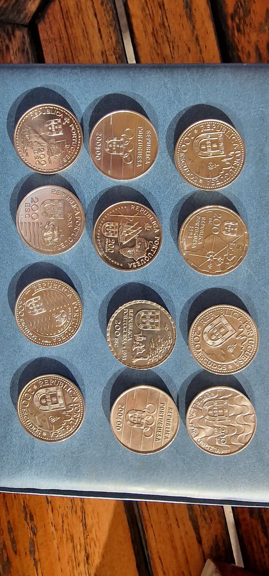 Moedas comemorativas de 200 escudos