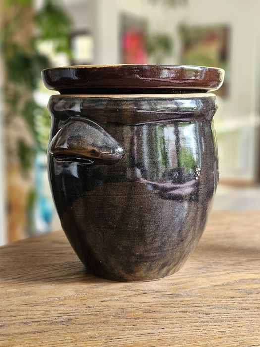 Ceramiczne naczynie z pokrywą.