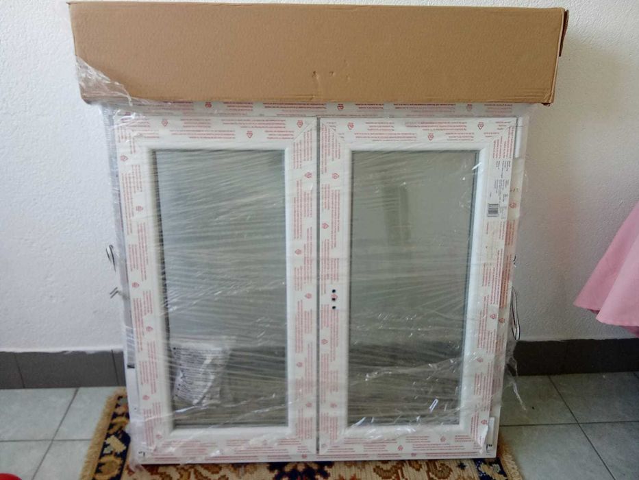 Janela oscilobatente 100x115 cm, nova c/ estore