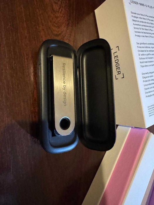 Ledger Nano Plus чорний + оригінальний кейс Ledger Nano S Plus Case