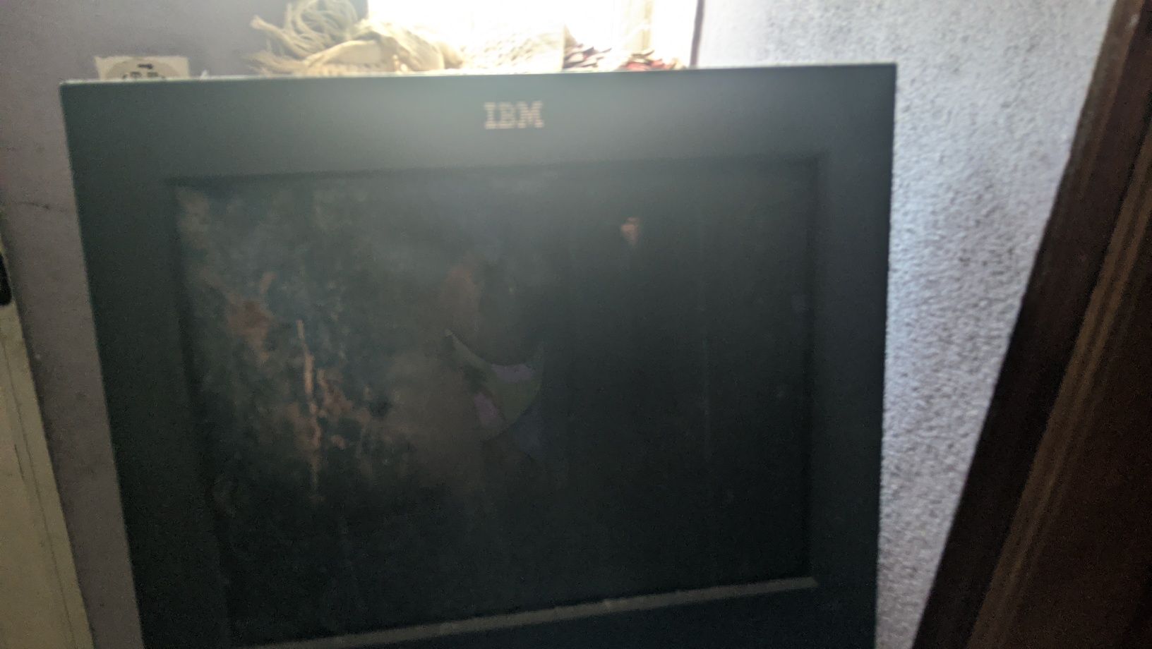 Televisão antiga da marca ibm a funcionar