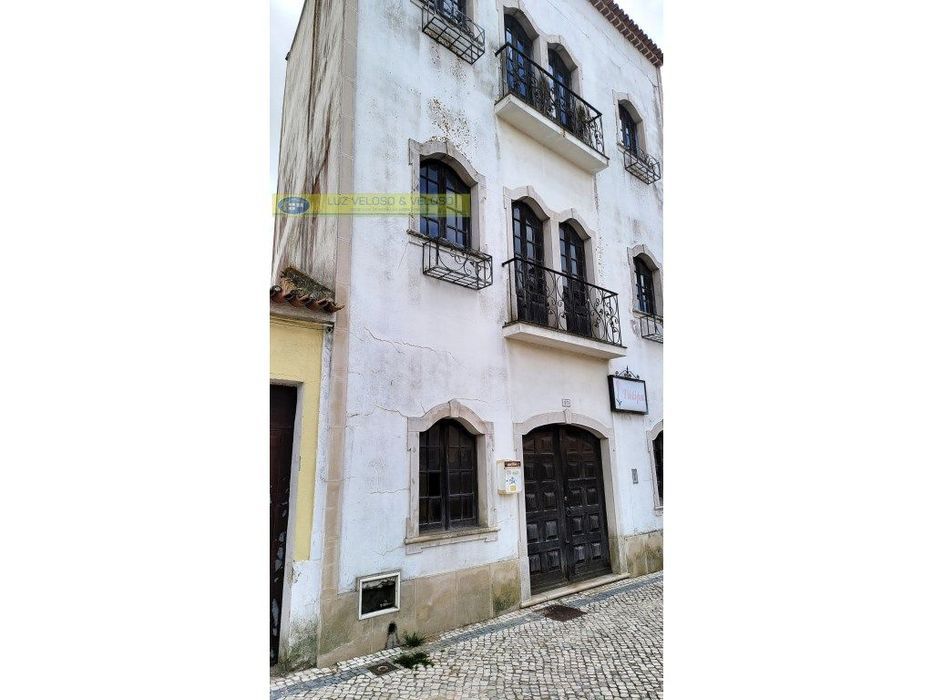 Prédio Urbano de R/C, 1º, 2º andares para Comércio em Cartaxo