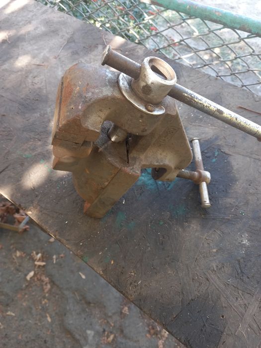 Продам тиски слесарные