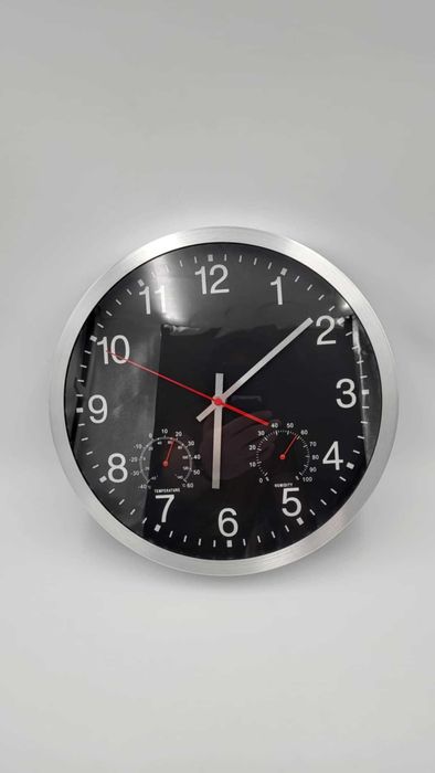 Zegar ścienny do ogrodu z termometrem i higrometrem.