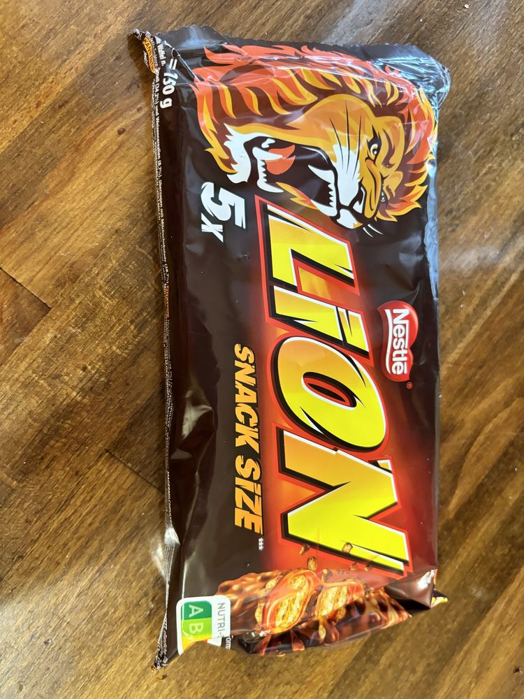 Упаковки батончиків KitKat, Lion