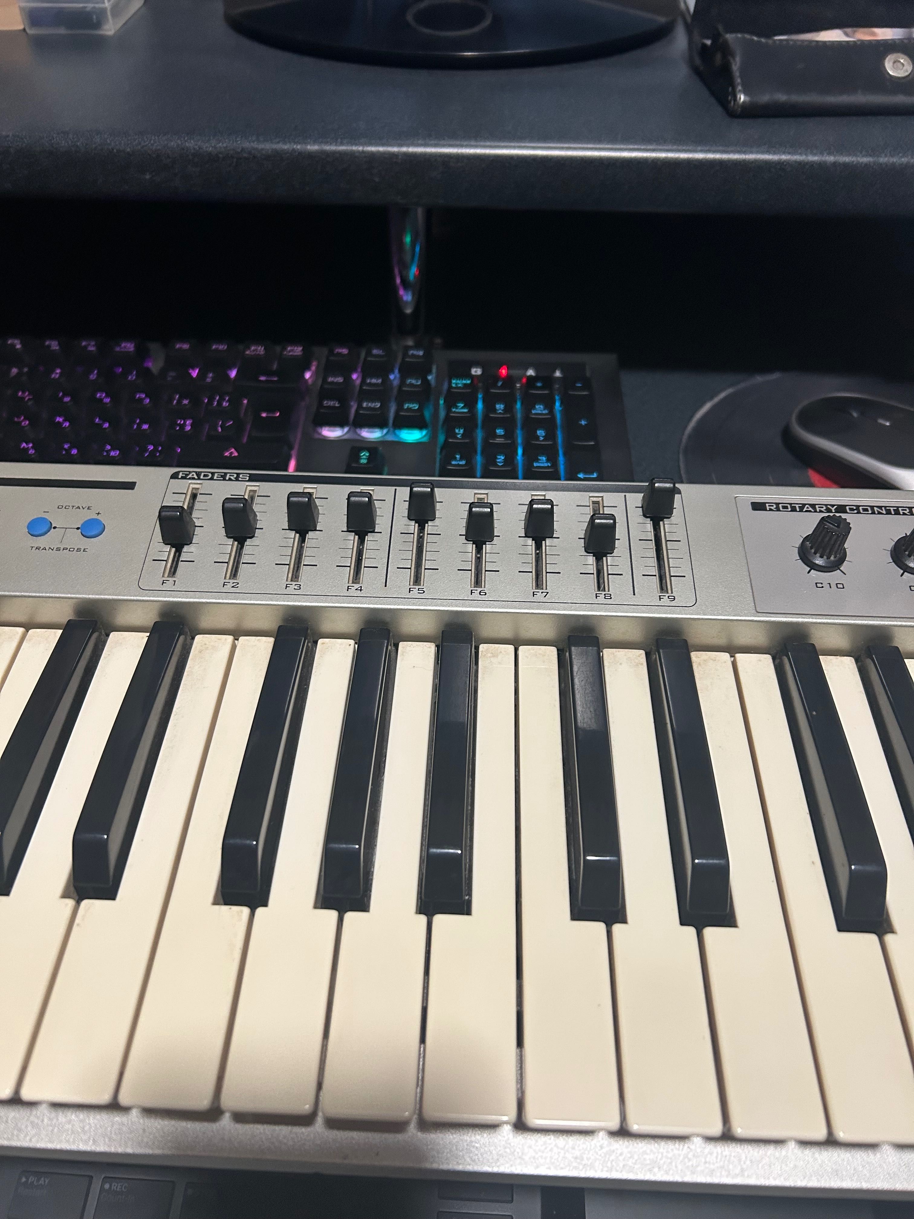 MIDI controller (клавіатура)