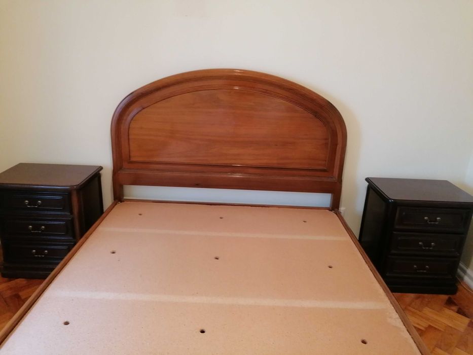 Cama de casal e 2 mesas cabeceira de madeira maciça raiz de nogueira