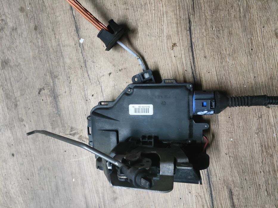 Audi A3 8P zamek drzwi prawy 3-drzwi