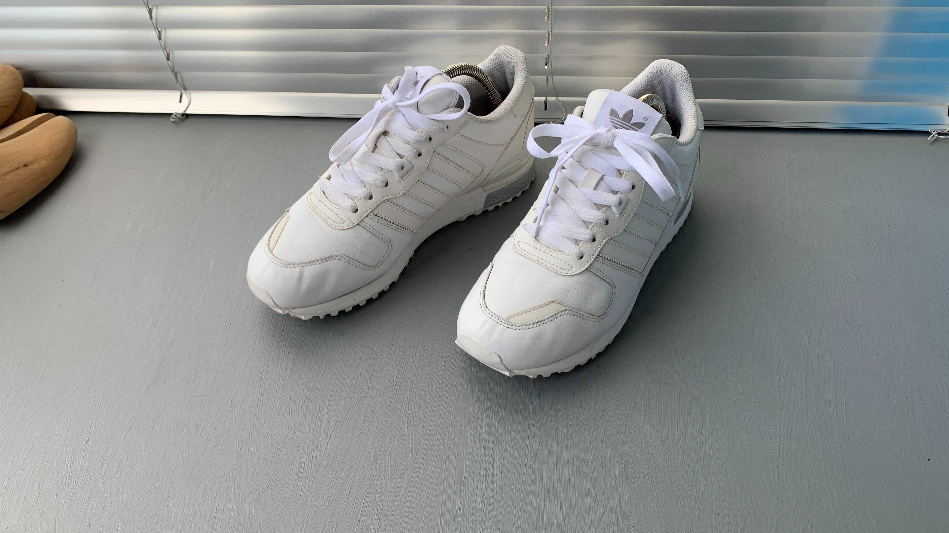 Продам Adidas ZX700 оригинал белые кроссовки 41