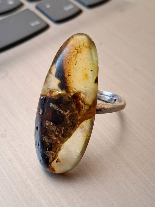 Srebrny regulowany pierścionek z naturalnym bursztynem bałtyckim