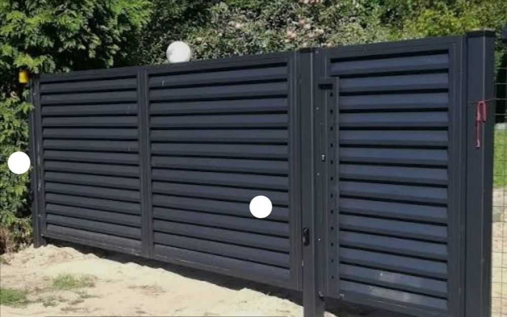 Ворота захід розпашні.