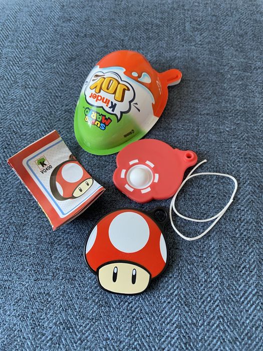 Zabawka Super Mushroom z serii Super Mario z Kinder Joy