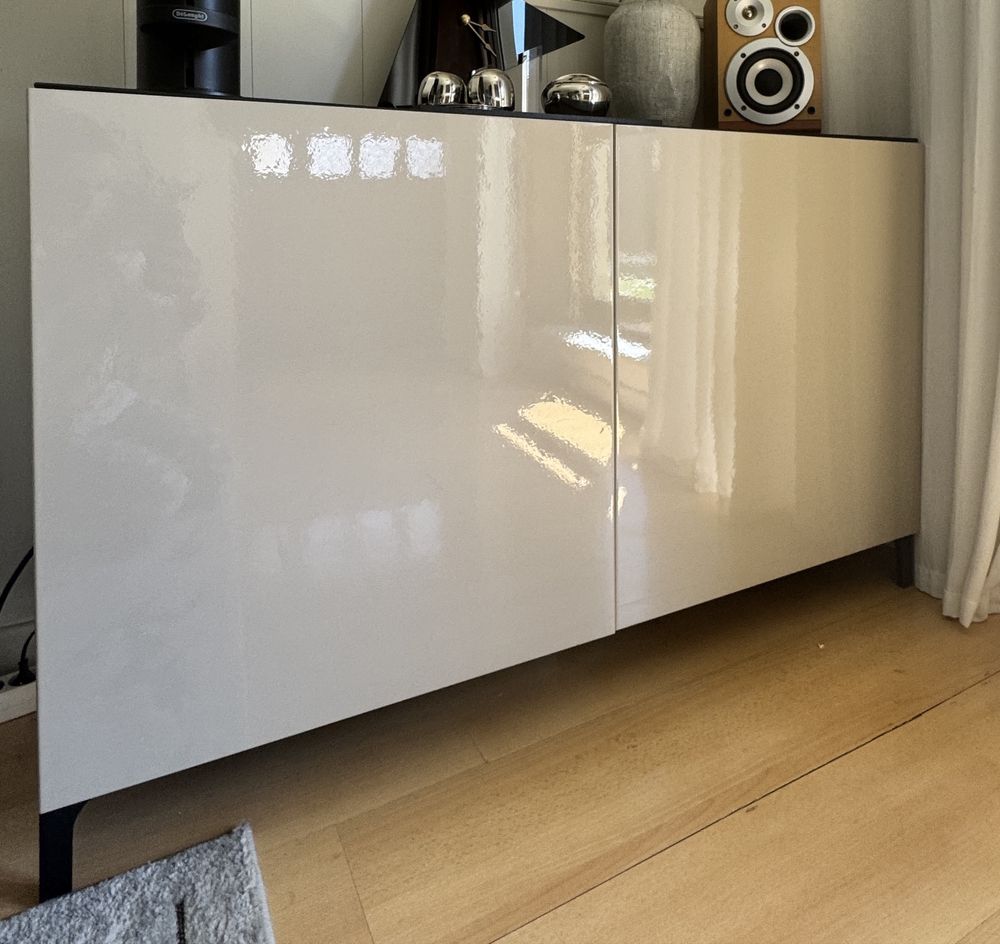 Móvel IKEA wengue e portas bege