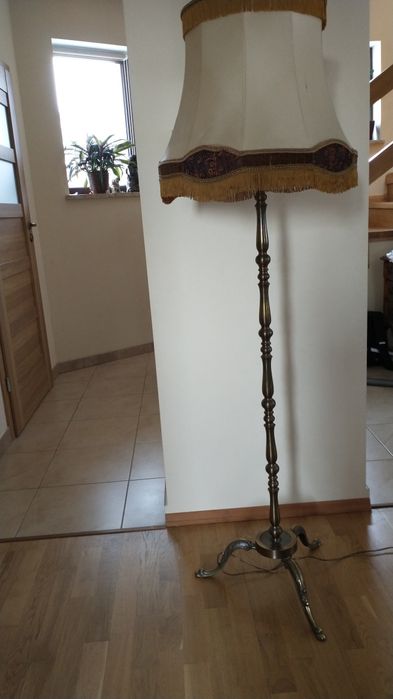 Stara stojąca lampa podłogowa