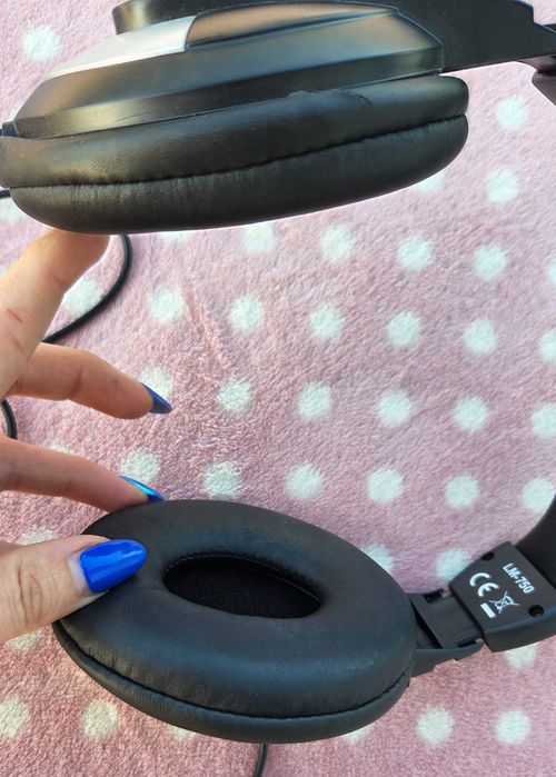 Czarne słuchawki przewodowe nauszne Stereo Headphones