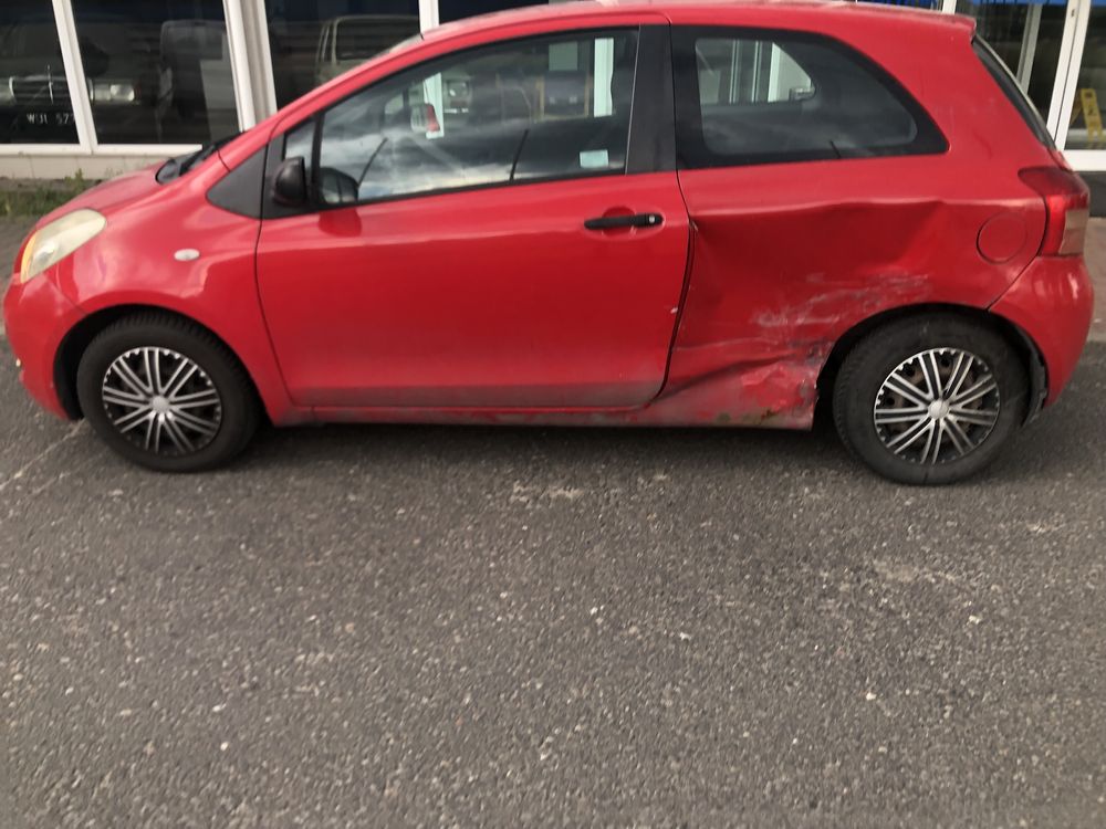 Toyota Yaris uszkodzona; GAZ