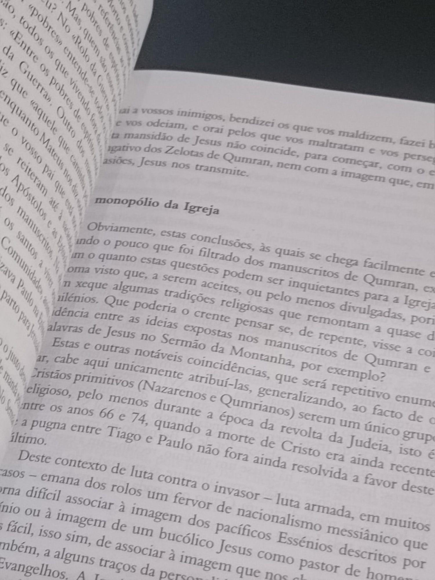 Livro sobre Jesus.