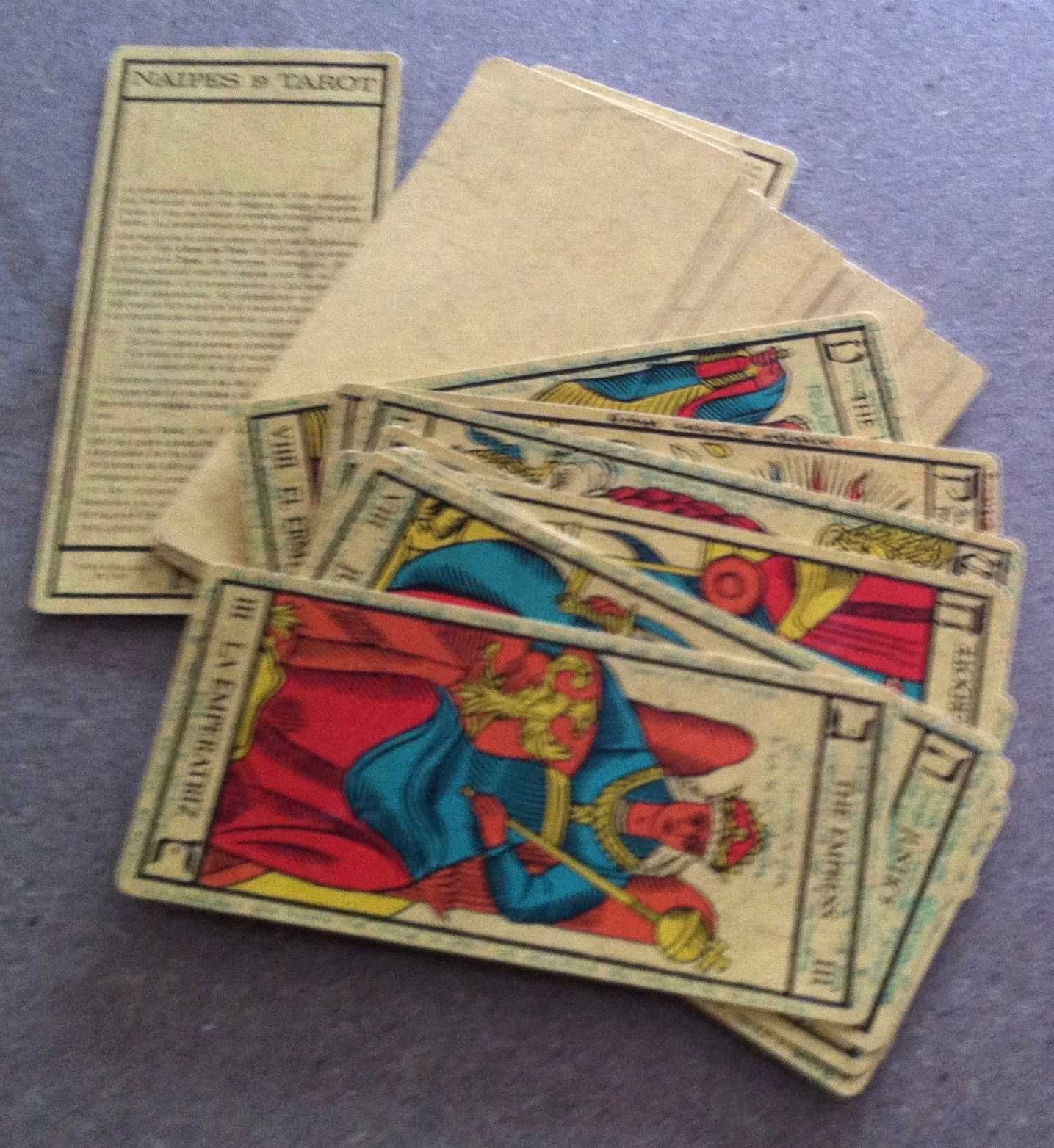 varios conjuntos de cartas de tarot