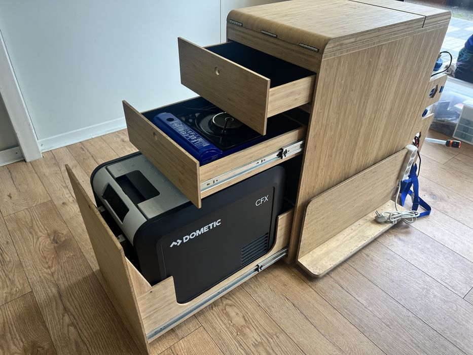 Zabudowa do busa Multivan California / Lodowka umywalka woda