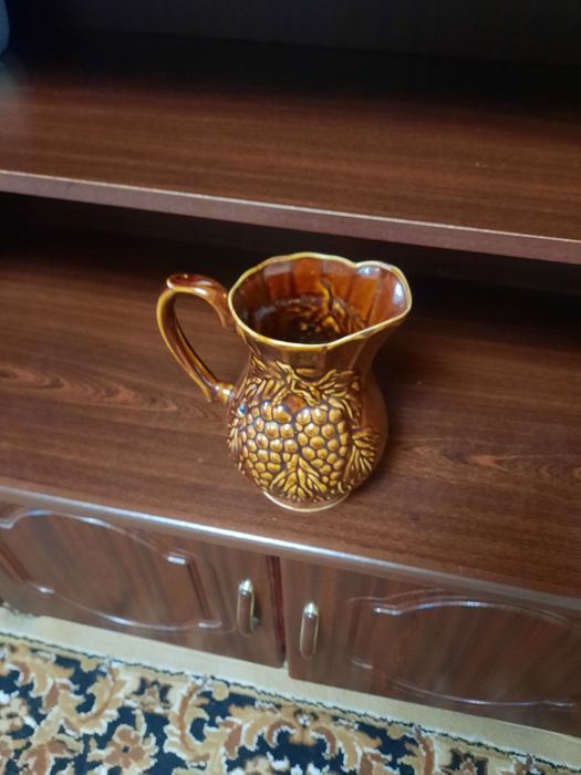 Кувшин майоліка з гронами винограду