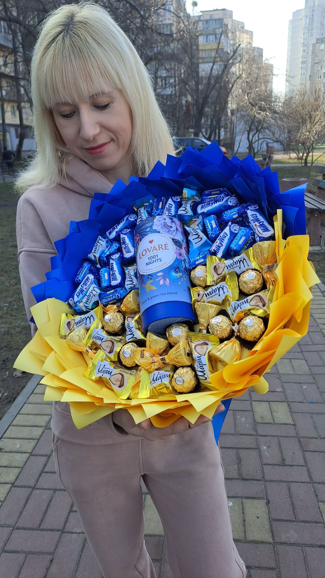 Букет з цукерок в патріотичному стилі