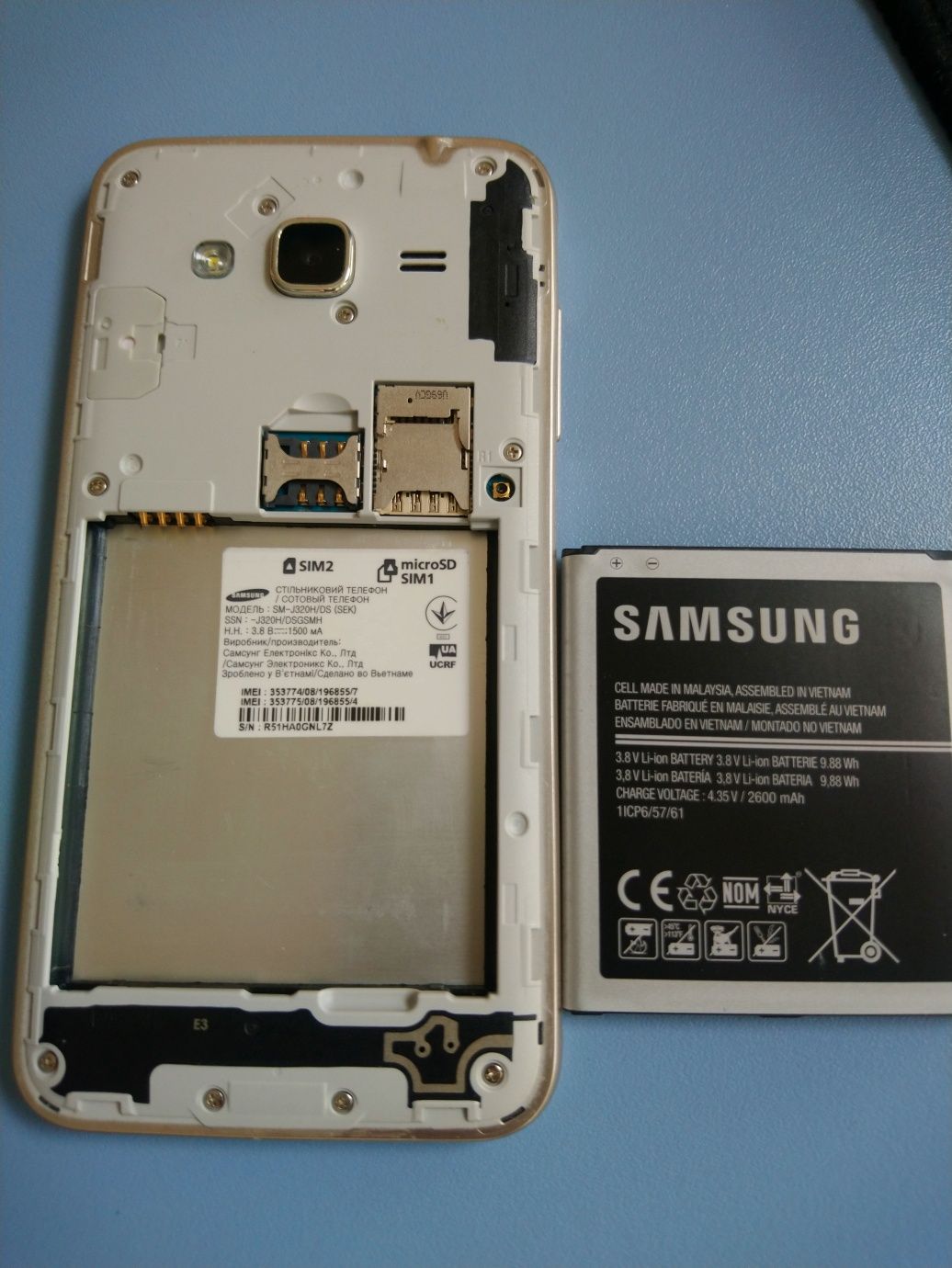 Телефон Samsung j320