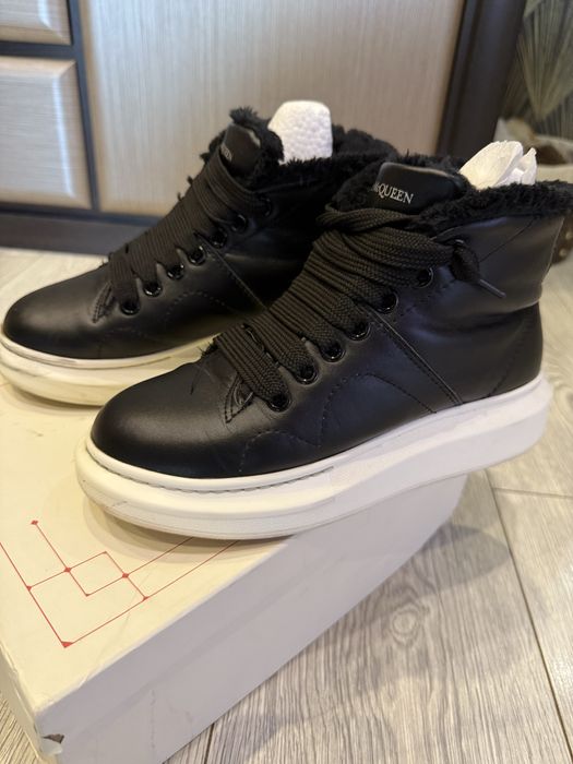 Продам брендові ботінки