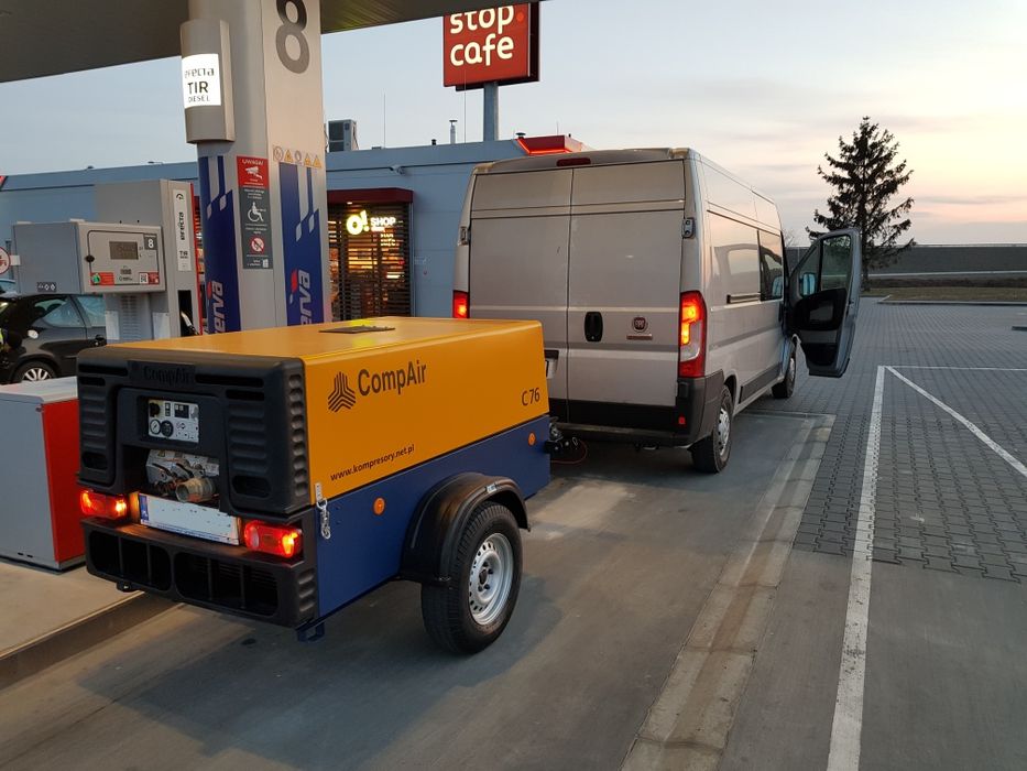 Przeciski pneumatyczne, usługi kretem, wbijanie rur stalowych.