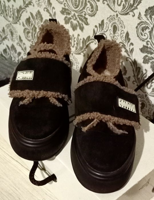 Продам кросівки теплі ,натуральна замша.