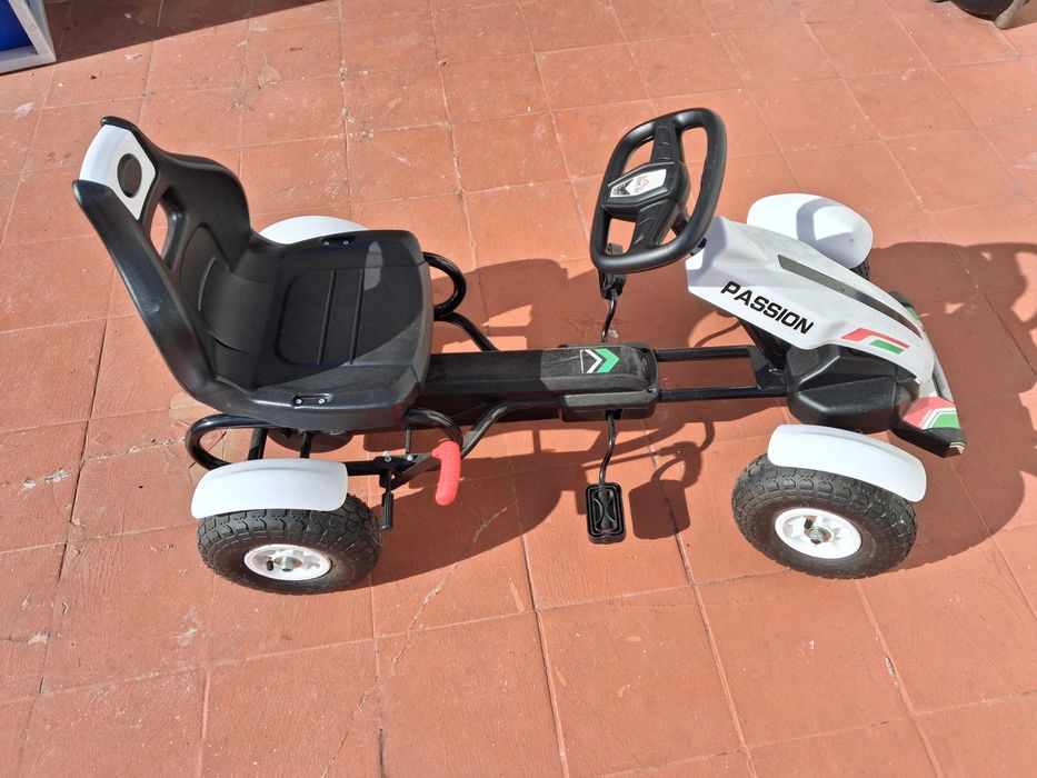 Carro de criança a pedais