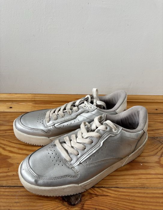 Сріблясті жіночі кросівки Zara