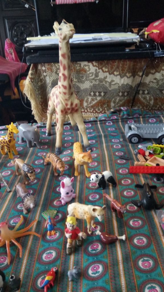Brinquedos vários e bonecos de coleção