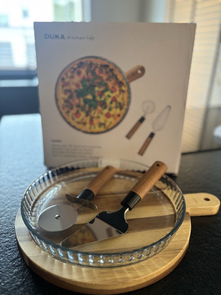 DUKA SOREN Zestaw do pizzy/tarty. Talerz z deską i akcesoriamii 30CM