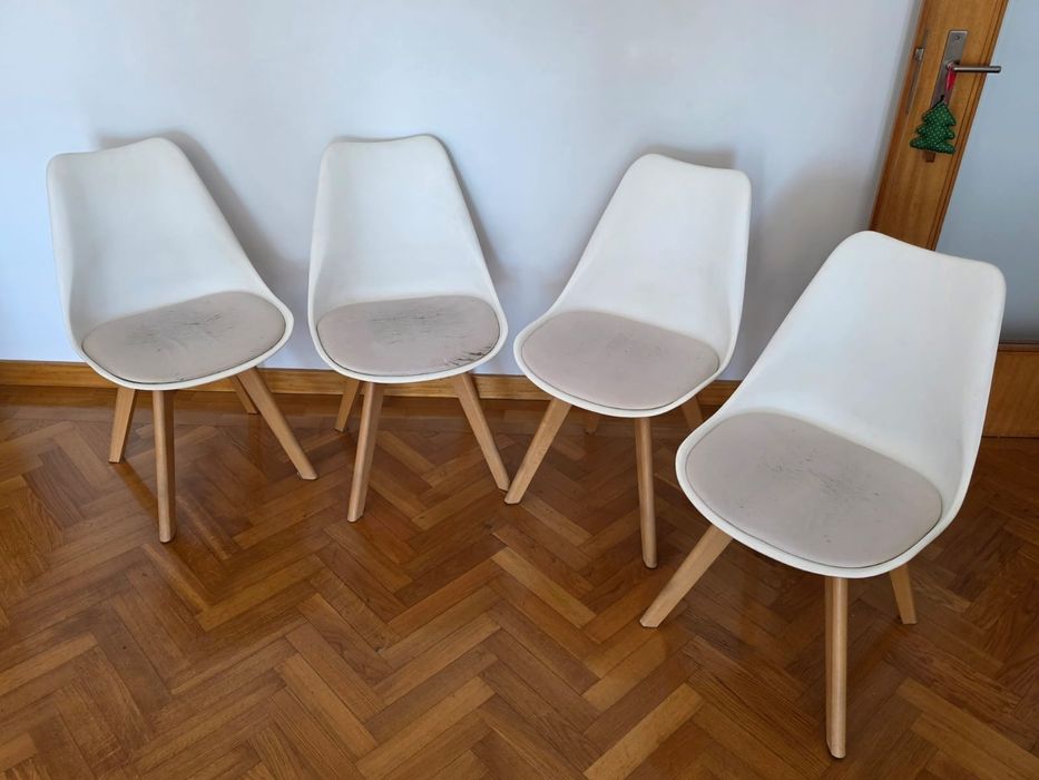 4 cadeiras brancas com pés de madeira