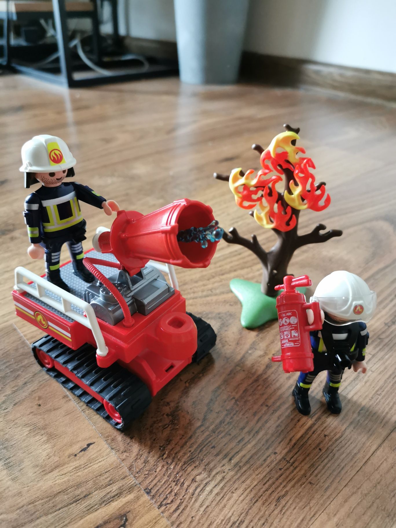 PLAYMOBIL Robot do gaszenia pożaru + dodatkowa figurka i drzewo