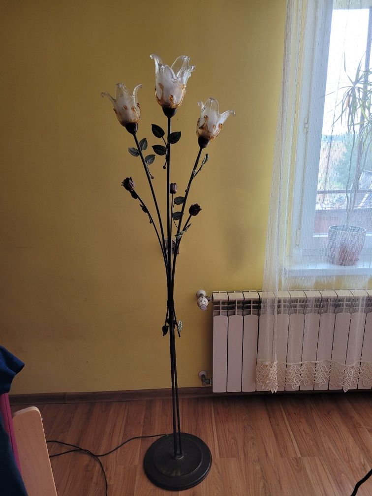 Lampa stojąca do pokoju