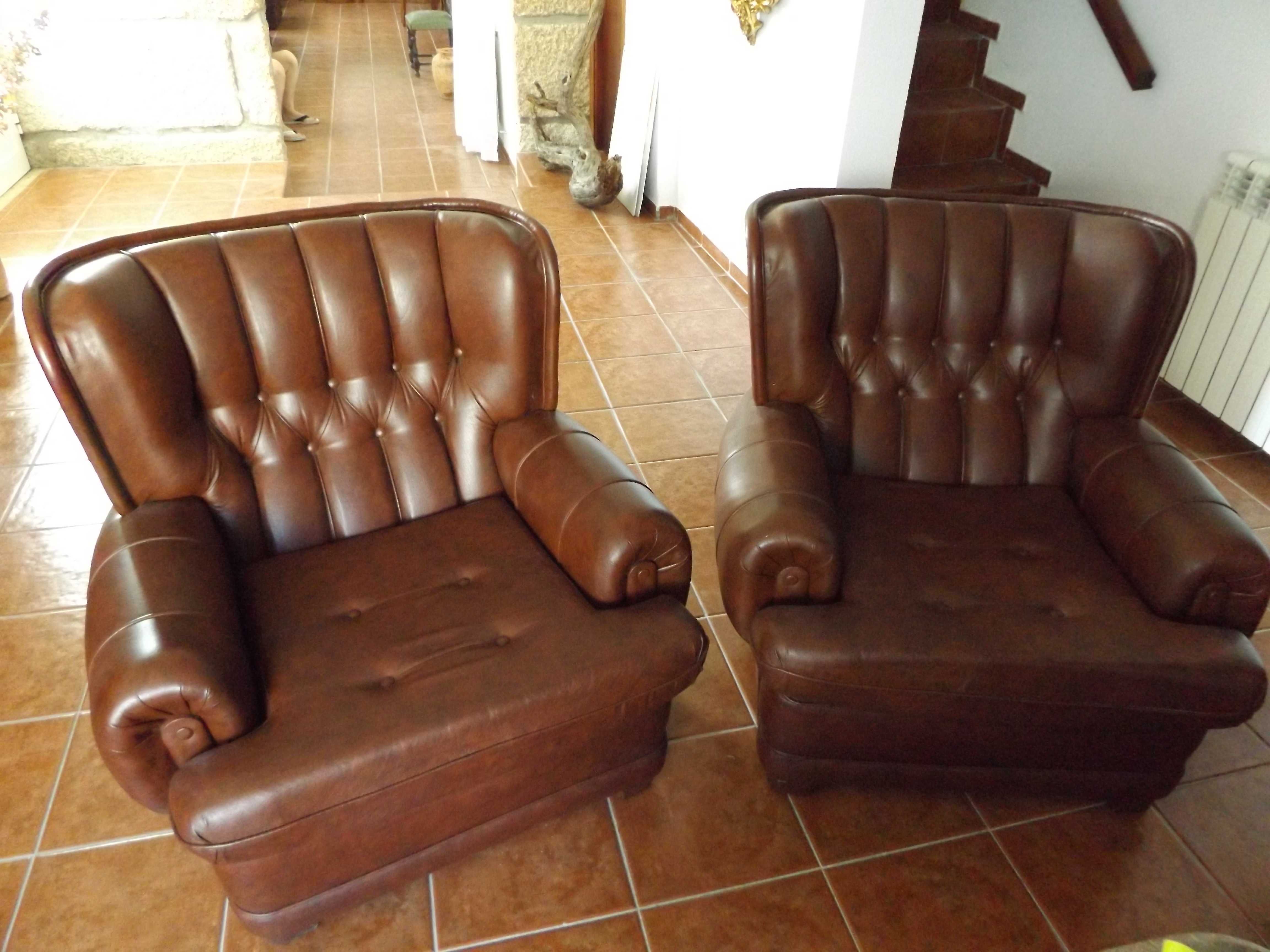 Cama de casal rustico, armário, comoda e sofás