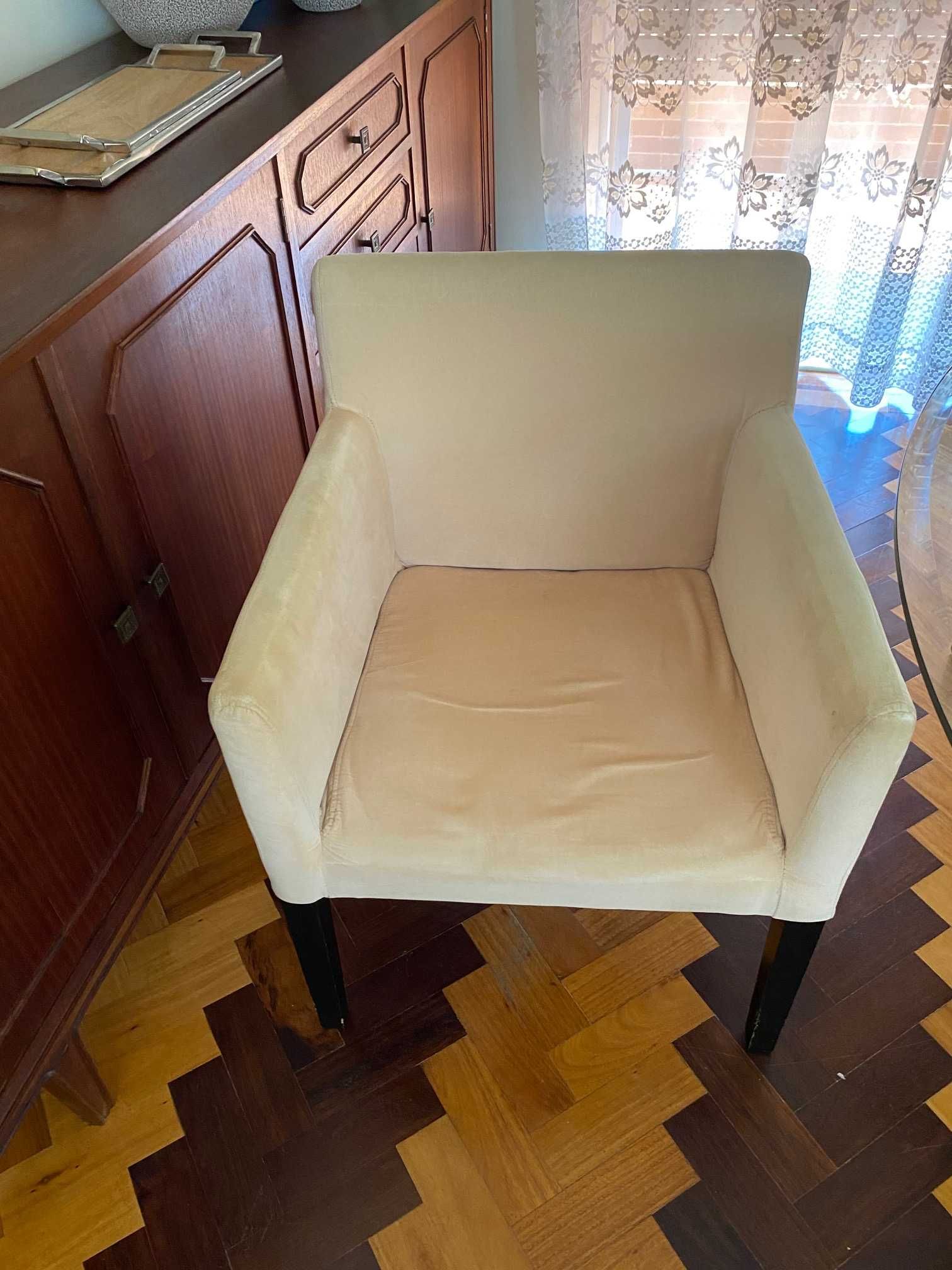 Cadeiras estofadas com apoio de braços