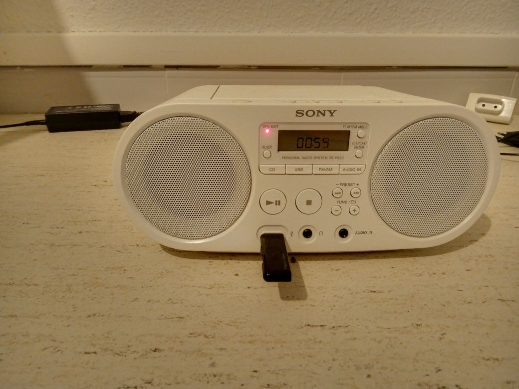 SONY Бумбокс новый без упаковки cd,usb,radio,от сети и на батарейках.