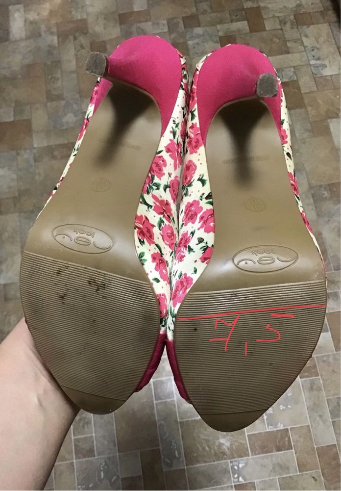 Туфлі вінтажні босоніжки з квітами рожеві на каблуку new look