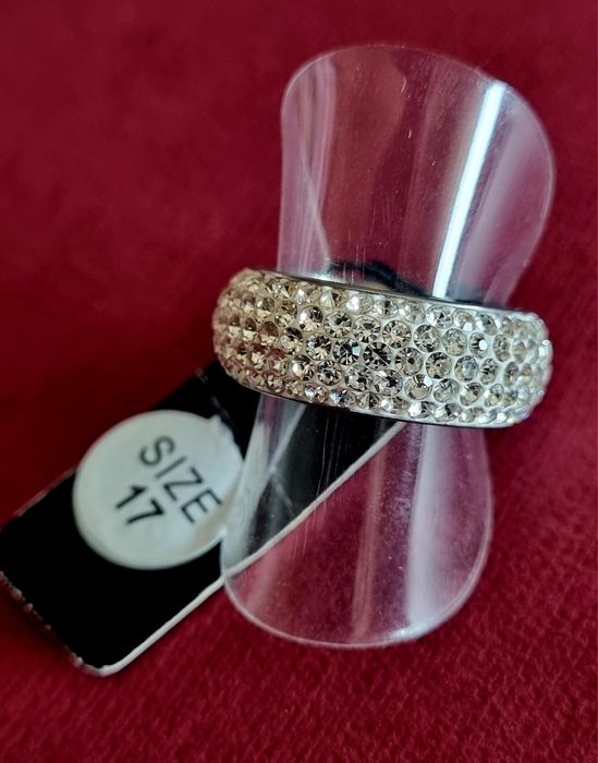 Anel/aliança prateado, em aço, com 5 fiadas de zirconias. T17