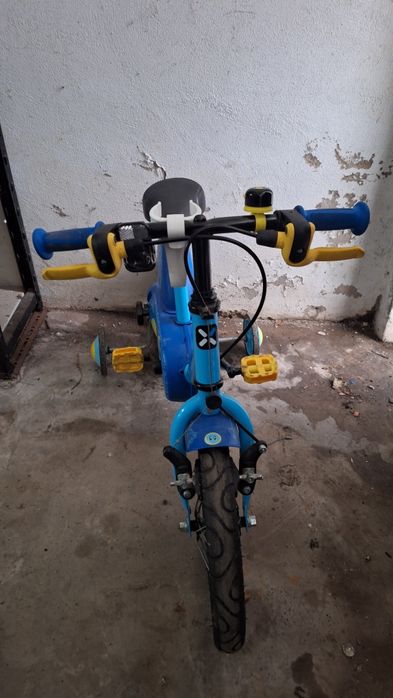 Bicicleta Crianca em Bom estado b'twin com rodas aprendizagem